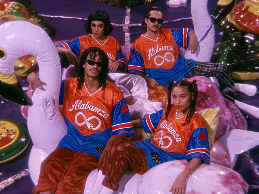 Campaña de moda: grupo de modelos con camisetas naranja y azul en un set lleno de color